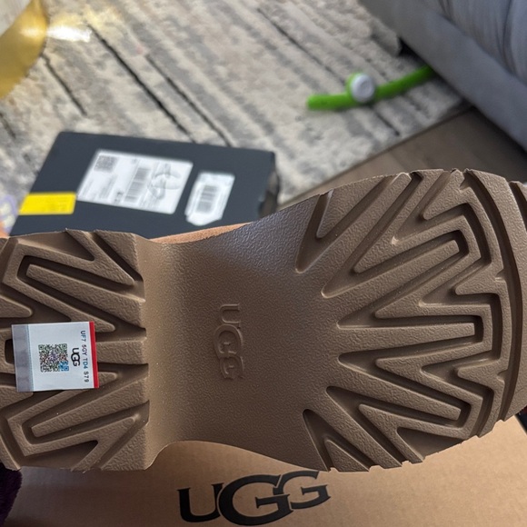 UGG Women's Chestnut Platform Boots - Picture 4 of 5